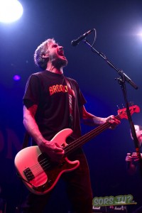 Le bassiste Jay Bentley. Photo par Karine Jacques.
