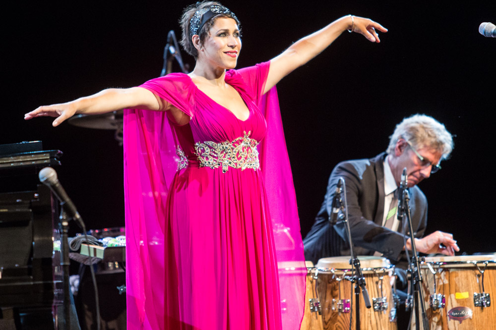 <a href='https://www.billets.ca/pink-martini-billets'>Pink Martini</a>, photo par <a href='https://www.billets.ca/marie-claire-billets'>Marie-Claire</a> Denis