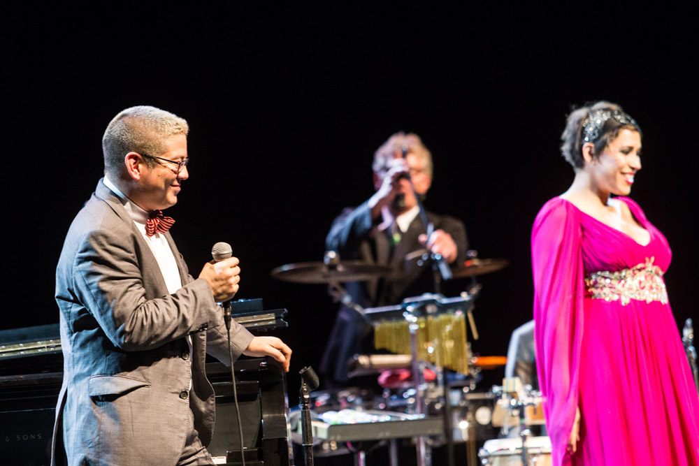<a href='https://www.billets.ca/pink-martini-billets'>Pink Martini</a>, photo par <a href='https://www.billets.ca/marie-claire-billets'>Marie-Claire</a> Denis