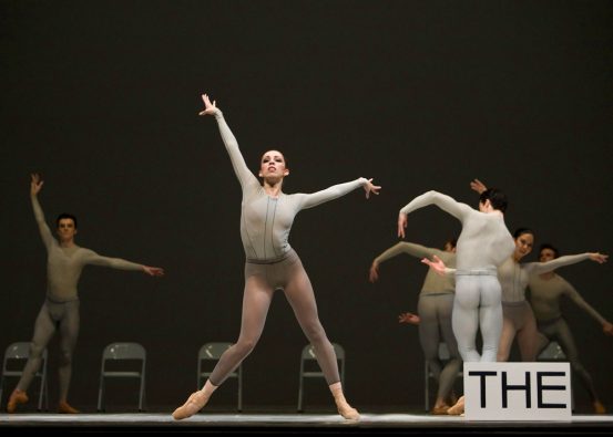 Jordana Daumec avec les artistes du Ballet dans the second detail. Photo par <a href='https://www.billets.ca/cy-billets'>Cy</a>lla von Tiedemann, courtoisie de <a href='https://www.billets.ca/the-national-billets'>The National</a> Ballet of Canada. 
