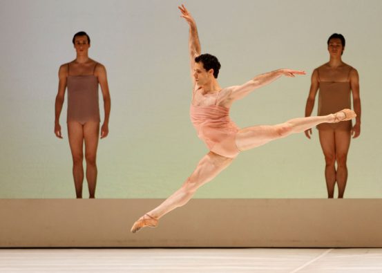Piotr Stanczyk avec les artistes du Ballet dans Chroma. Photo par Bruce Zinger, courtoisie de <a href='https://www.billets.ca/the-national-billets'>The National</a> Ballet of Canada