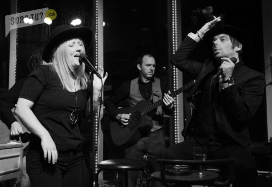 <a href='https://www.billets.ca/stefie-shock-billets'>Stefie Shock</a> en mode Gainsbourg, avec <a href='https://www.billets.ca/fanny-bloom-billets'>Fanny Bloom</a>, lors du lancement de l'album en mars dernier.