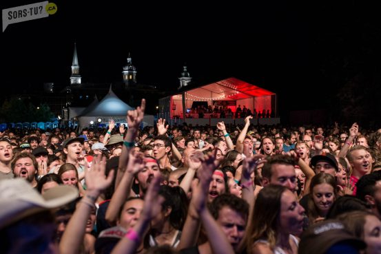 La foule dense devant The <a href='/artiste/cat-empire/' >Cat Empire</a>.