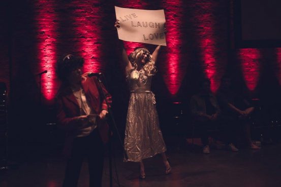 Performance créée par Philippe Dumaine inspirée de <a href='/artiste/serpentine/' >Serpentine</a> de <a href='/artiste/daina-ashbee/' >Daina Ashbee</a>. Photo par NICE TRY - belessai.
