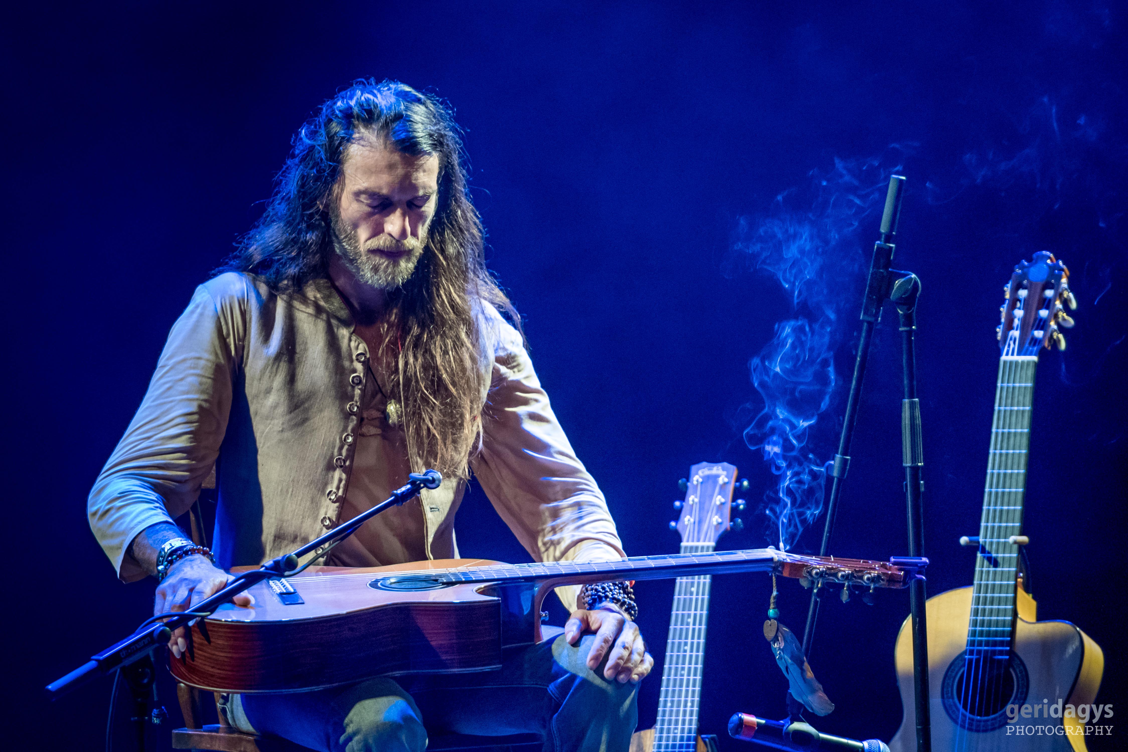 Estas Tonne Une guitare, un humain, une âme un moment à vivre